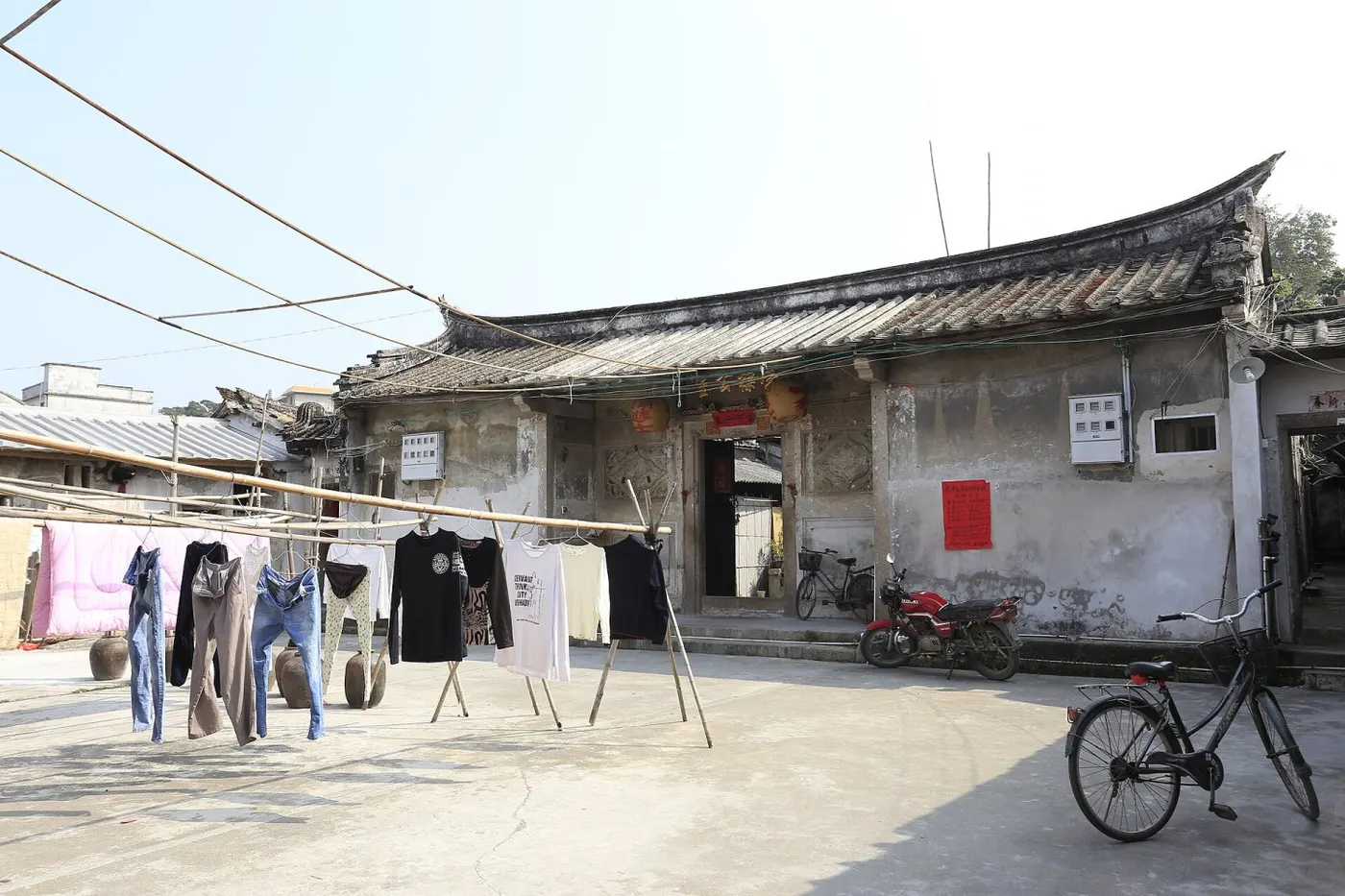 普宁洪阳的一处宅院:硬山顶、燕尾脊,门额与门簪还在,门前是水泥埕。这是日常状态,不是修复后的展示状态。Zhangzhugang 摄,CC BY-SA 4.0,Wikimedia Commons。