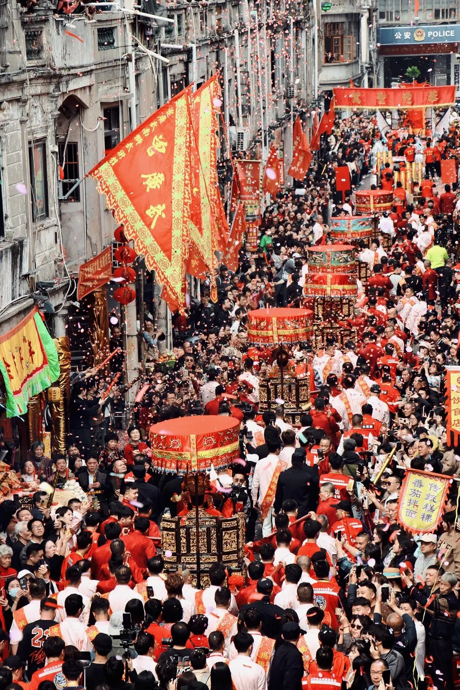 揭阳城隍庙出巡,神轿沿骑楼街行进,两侧站满看客