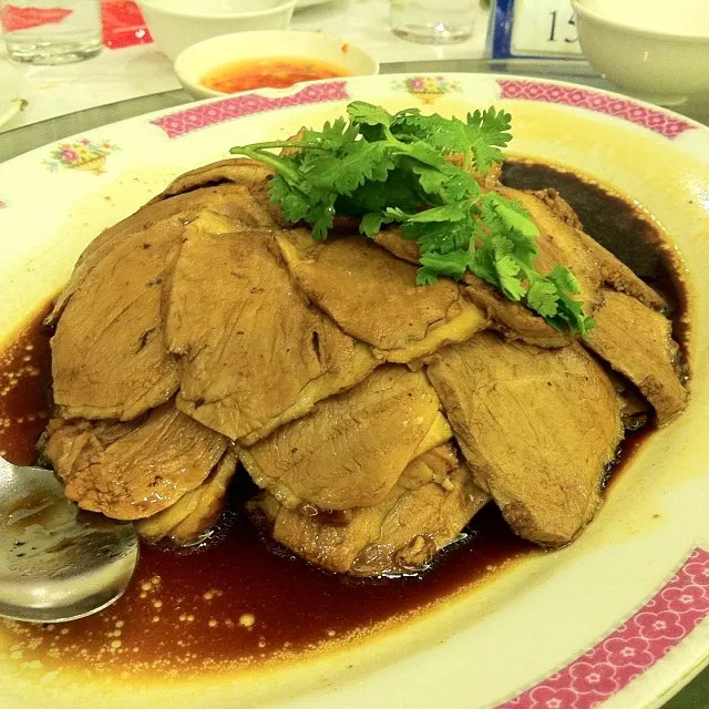 卤鹅:切件上桌,撒香菜。