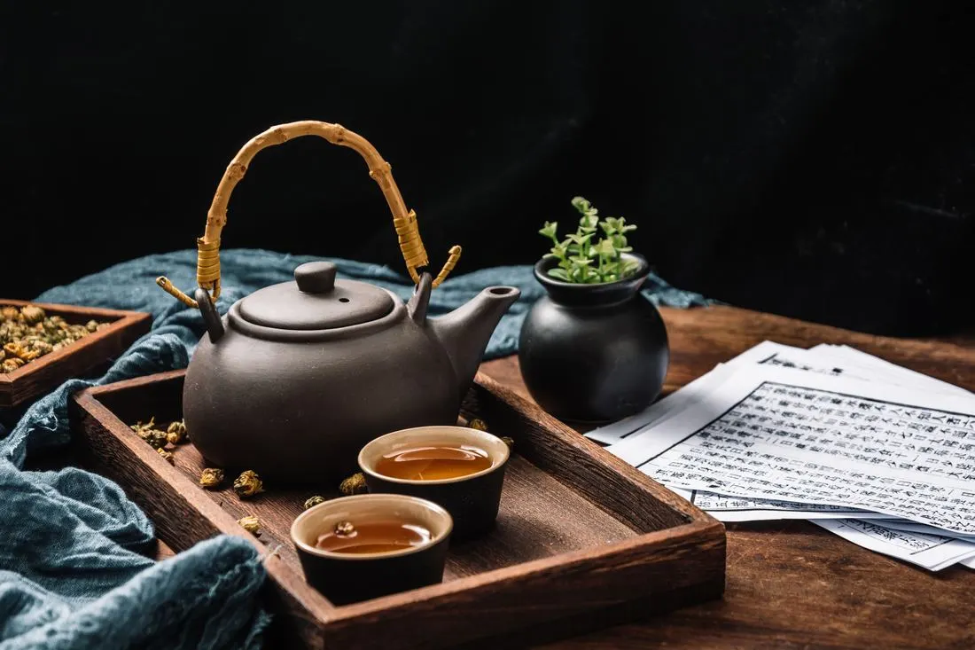 茶壶与茶器:壶身、壶嘴、壶把一次拉出,是手拉壶的基本形制。