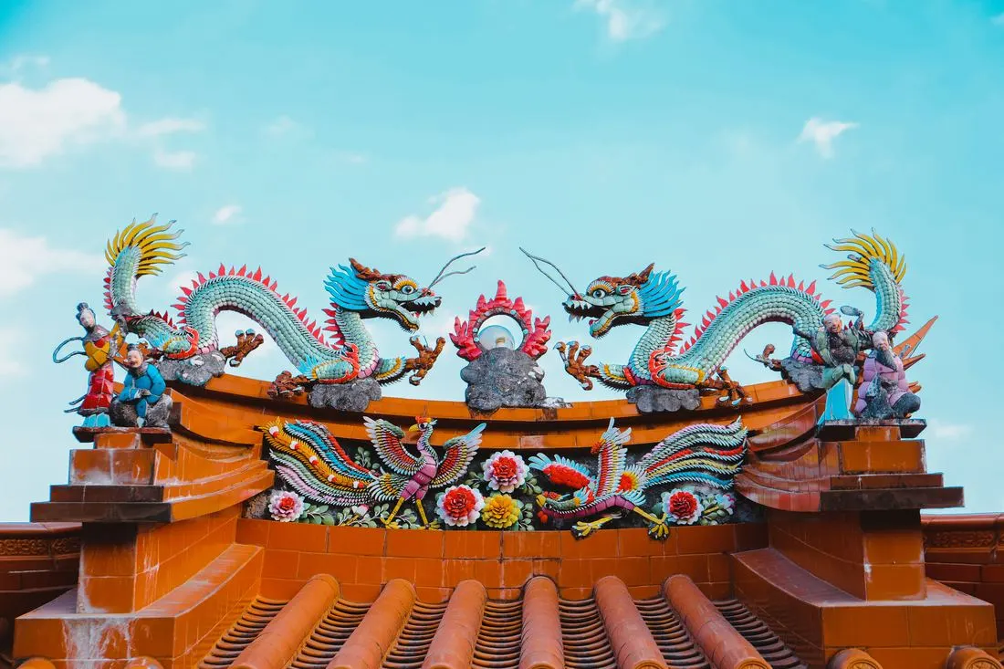 一条完整正脊:中段双龙腾跃,两端收头。