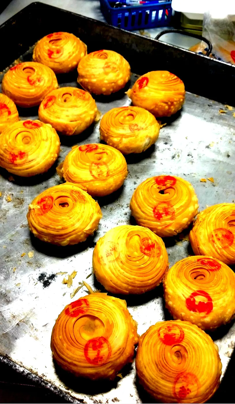 潮州月饼(朥饼):刚出炉,表面螺旋纹、中心点红。拜月娘的案上少不了这一味。