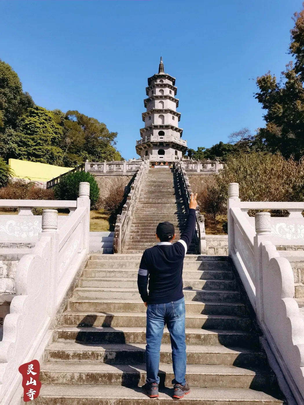 石阶上方一座钟形石塔,一人正拾级而上