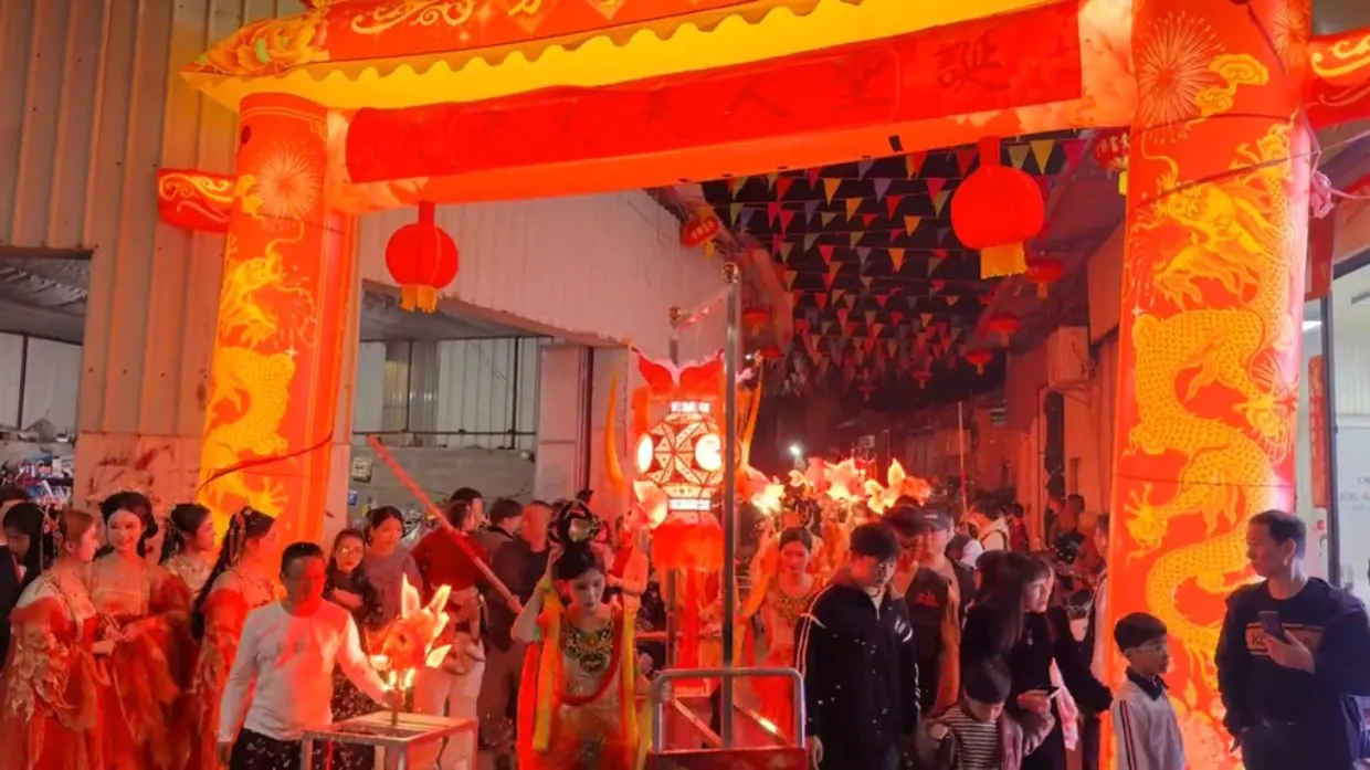 夜间花灯阵前,提灯游行的队伍与围观人群