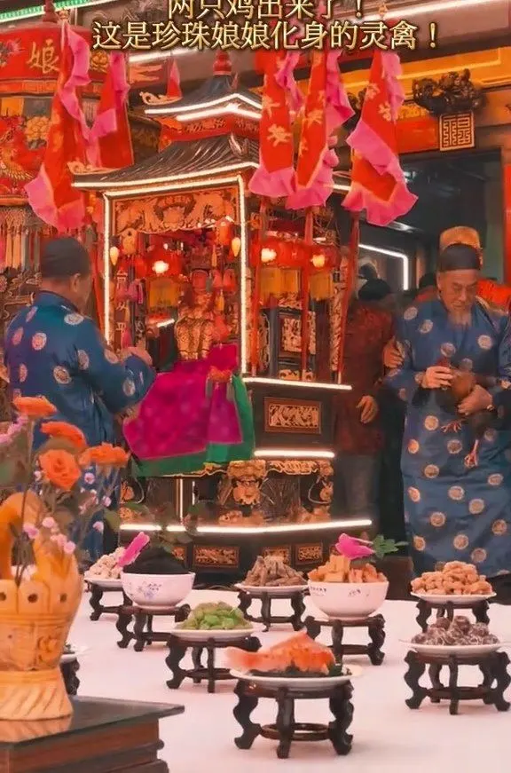 神龛前的供桌摆满供品