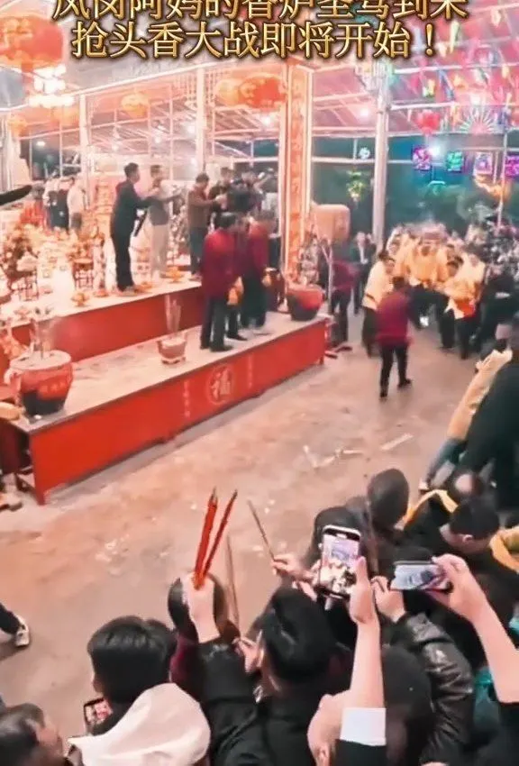 凌晨抢头香的人群