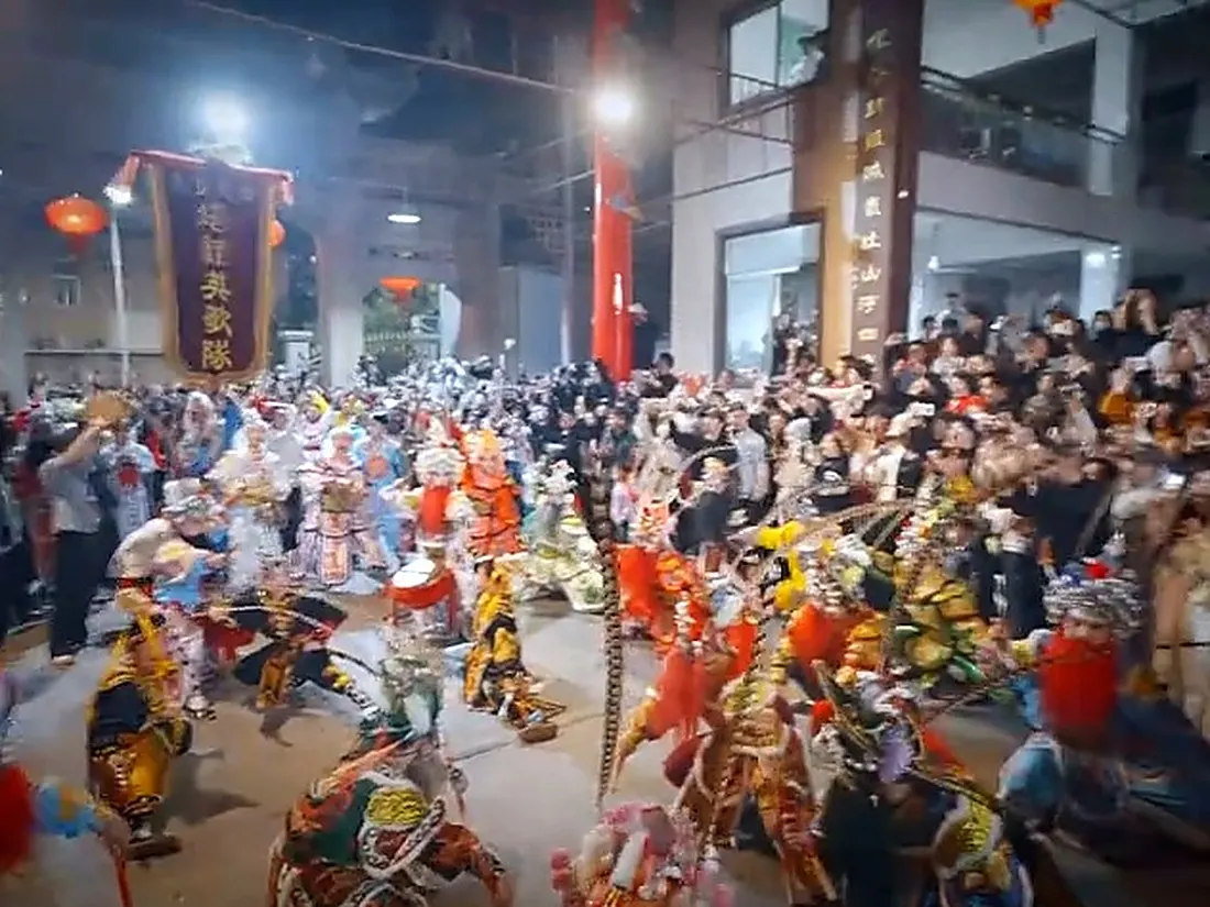 祠堂里夜演，满场队员与围观的人