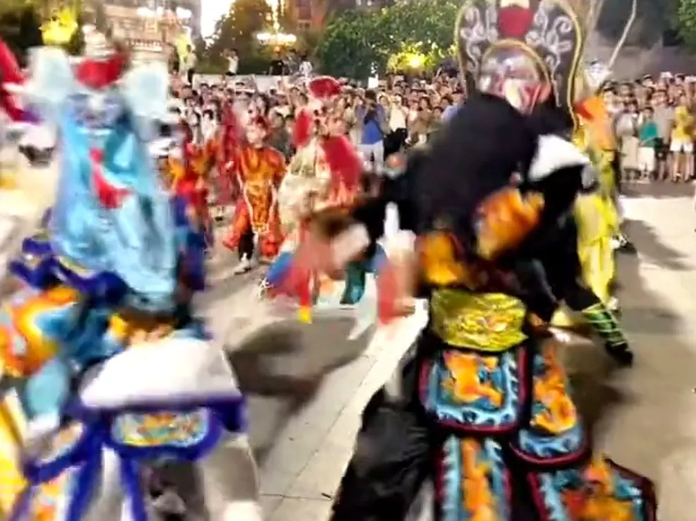 街面上几名队员挤在一起,彩衣堆成一团