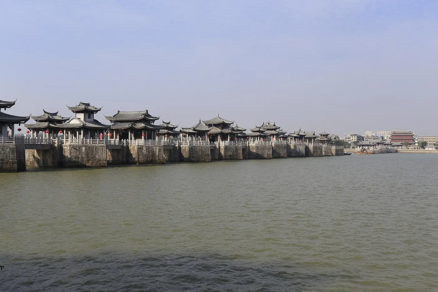 广济桥全景,桥上亭台连绵,中段为浮桥