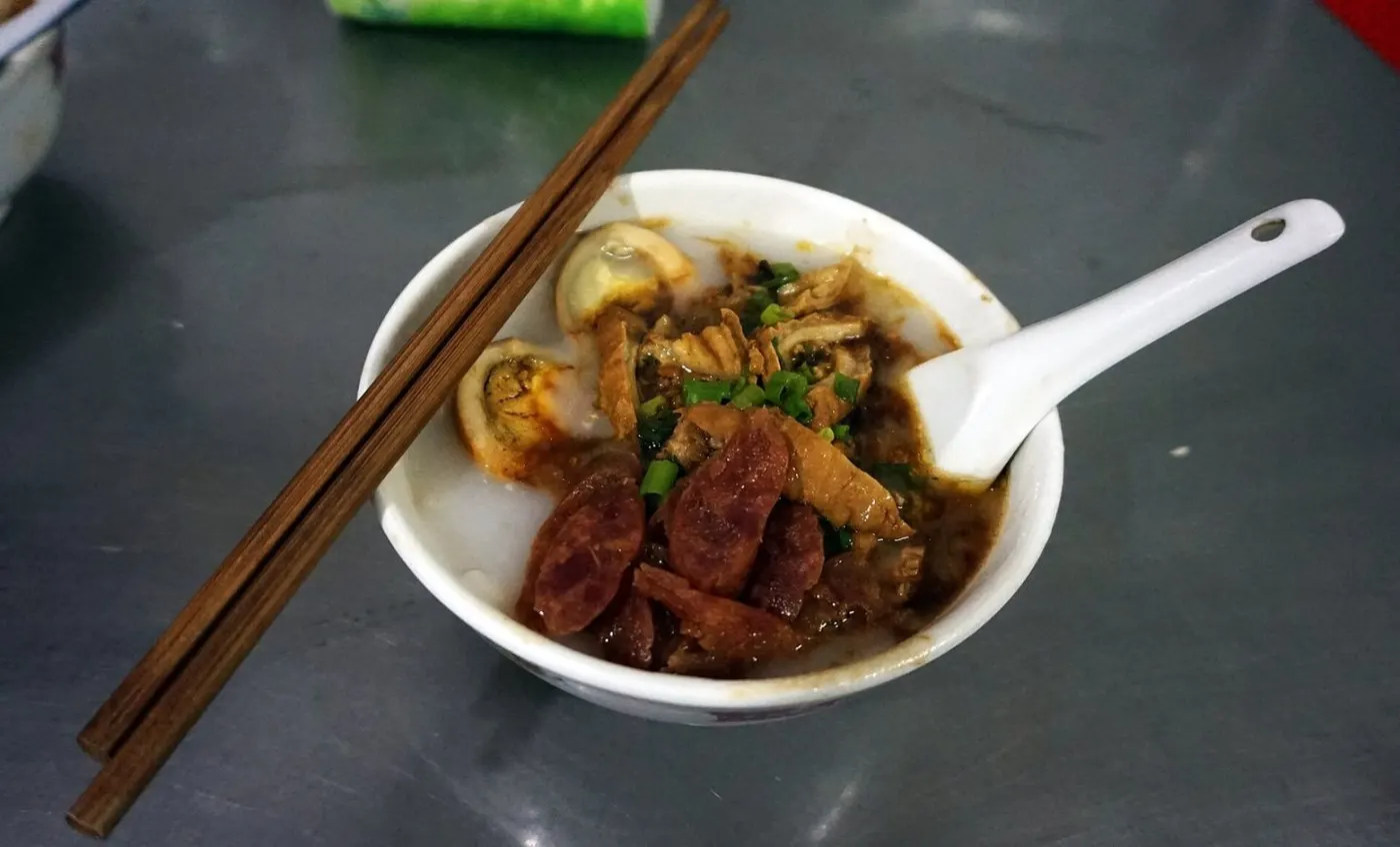 一碗粿汁,浇卤汁,配卤肠、卤肉与卤蛋