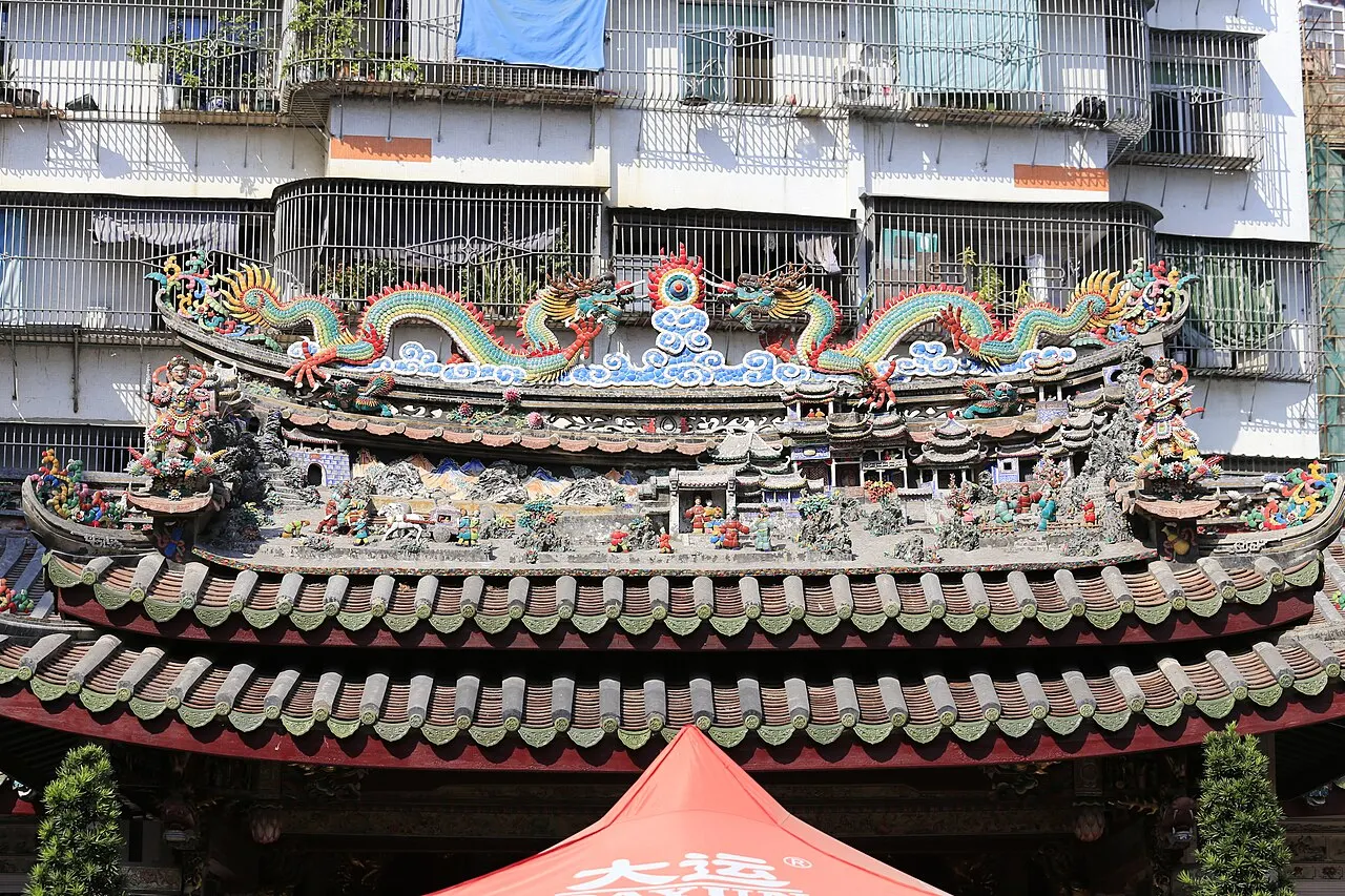 古榕武庙前厅屋脊嵌瓷