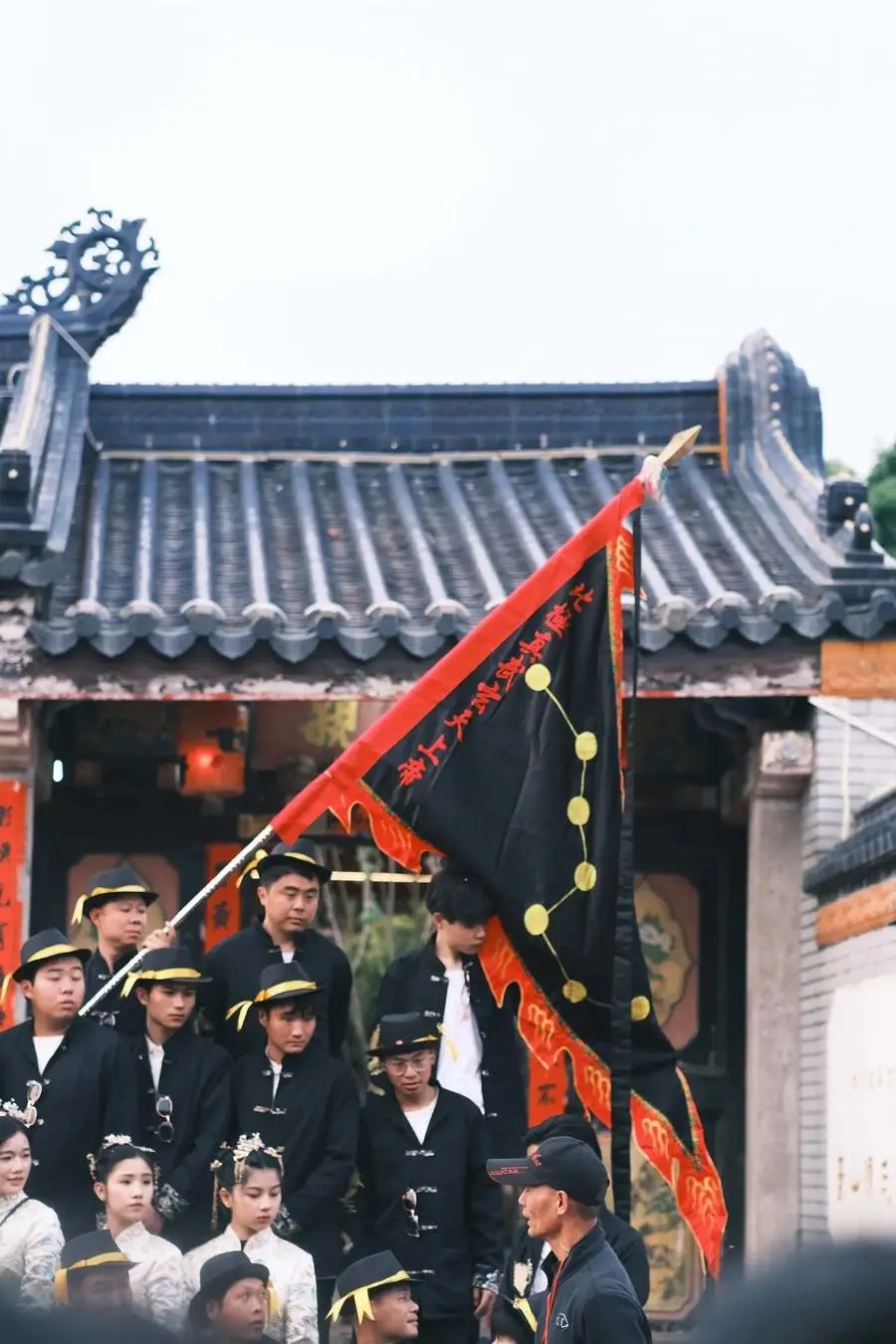 黑旗与队伍从潮汕老屋前经过