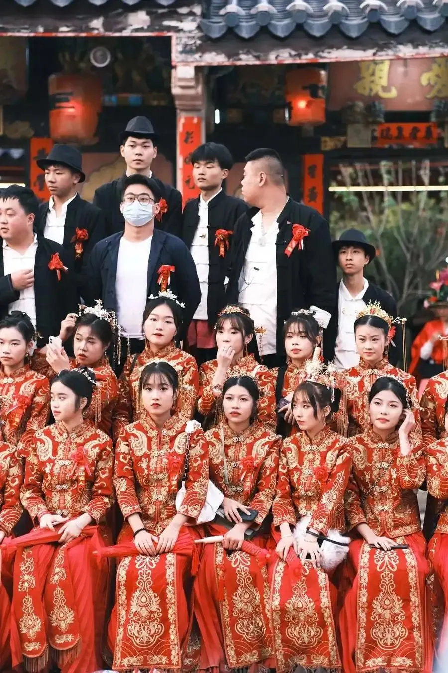 穿秀禾服的女子队伍