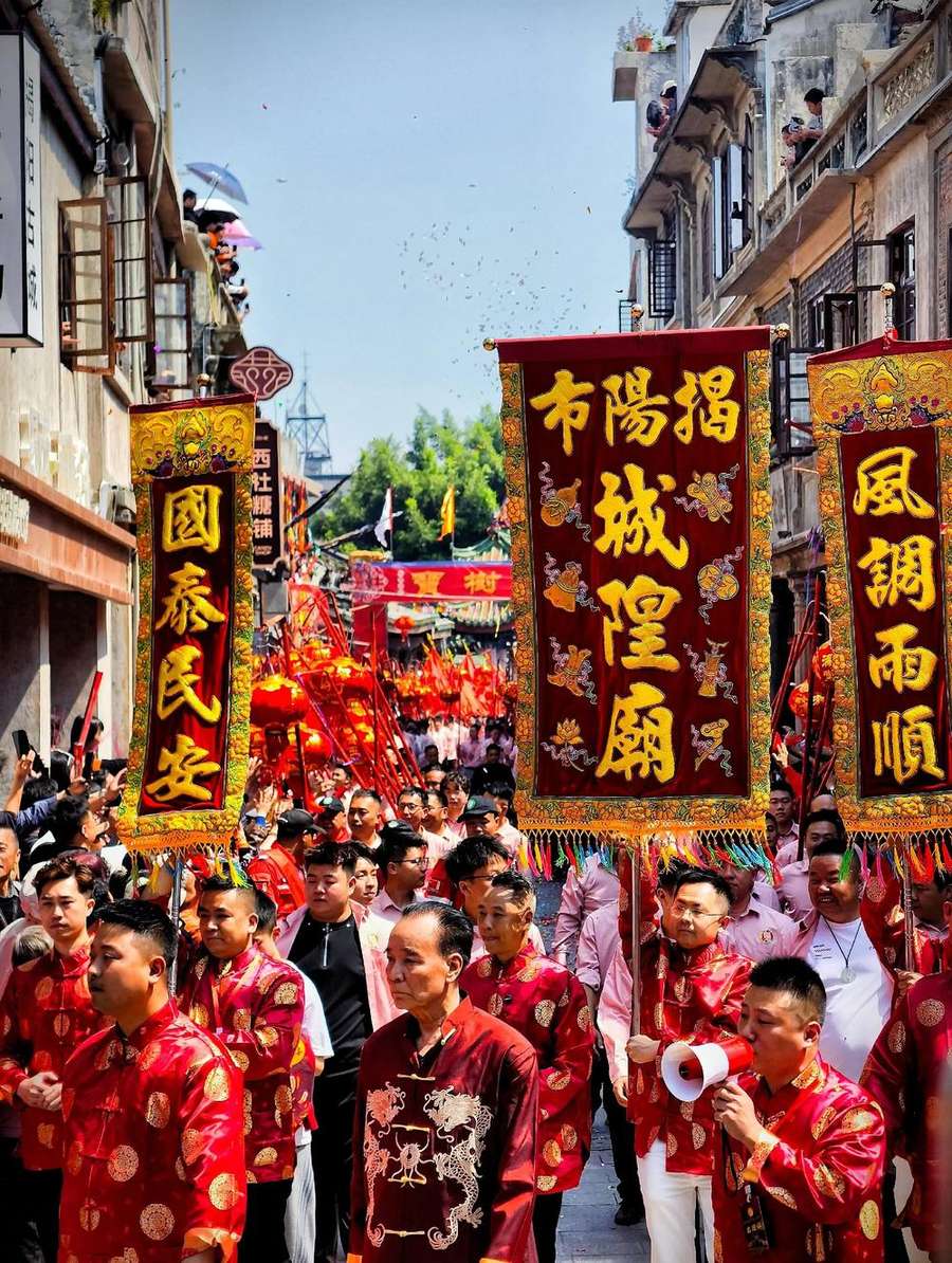 牌匾两侧挂着风调雨顺与国泰民安的幡