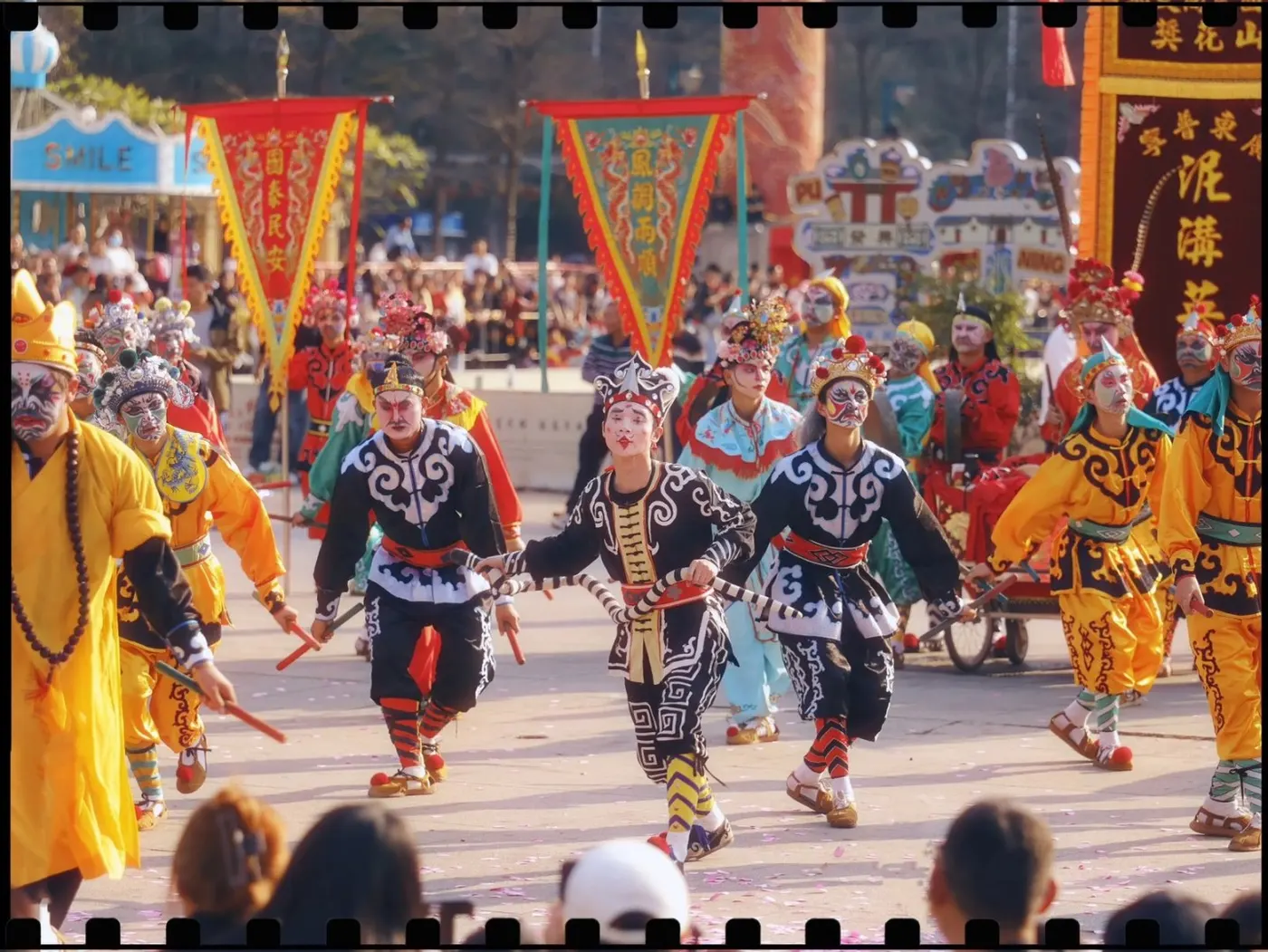 标旗队与勾脸队员在广场列队