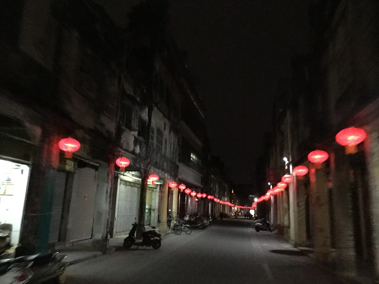 揭阳中山路夜景,骑楼廊下挂着一排红灯笼
