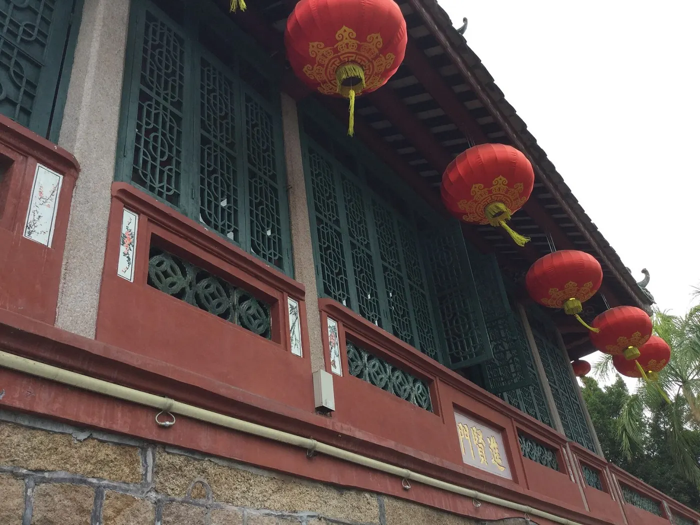 进贤门城楼,砖石台基之上为木构楼身,檐下悬「进贤门」匾