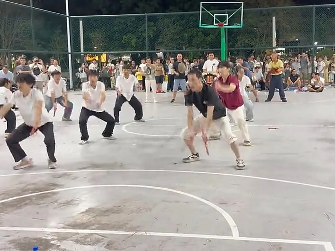 球場上幾十人圍成圈佈陣