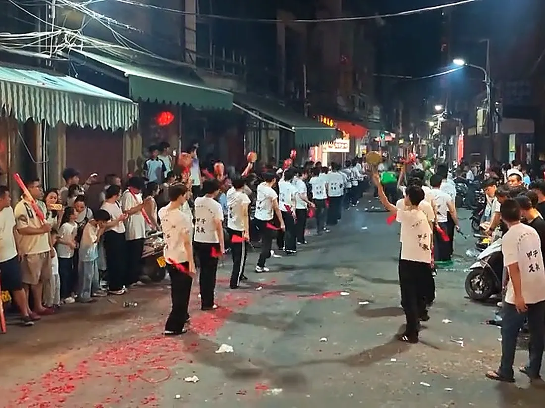 夜裡廟前開演，隊員散開