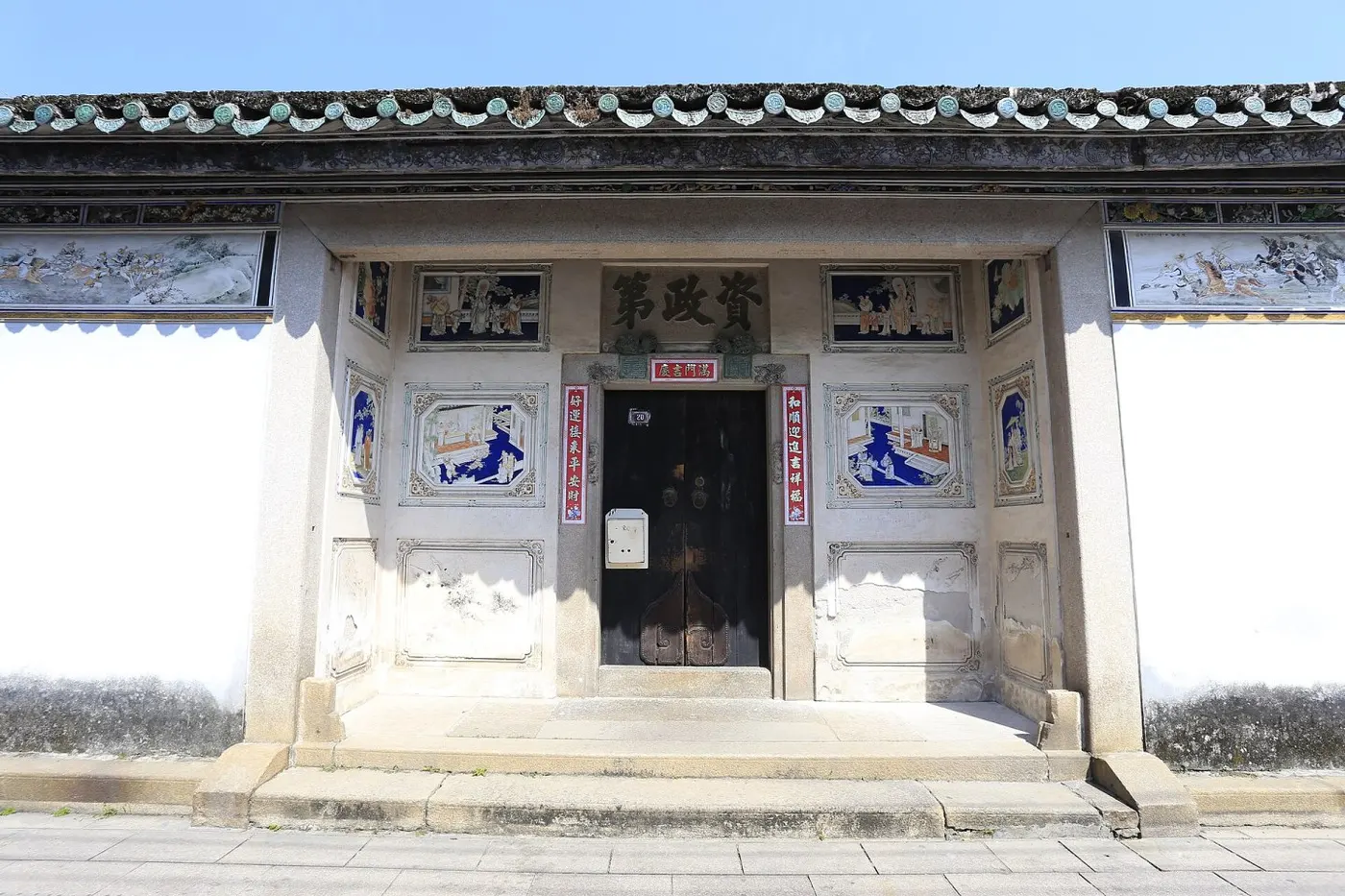 天井：四面屋面往里倾，光从顶上下来，水从暗沟走——潮汕民居的采光与排水都靠这一方天。Zhangzhugang 摄，CC BY-SA 4.0，Wikimedia Commons。