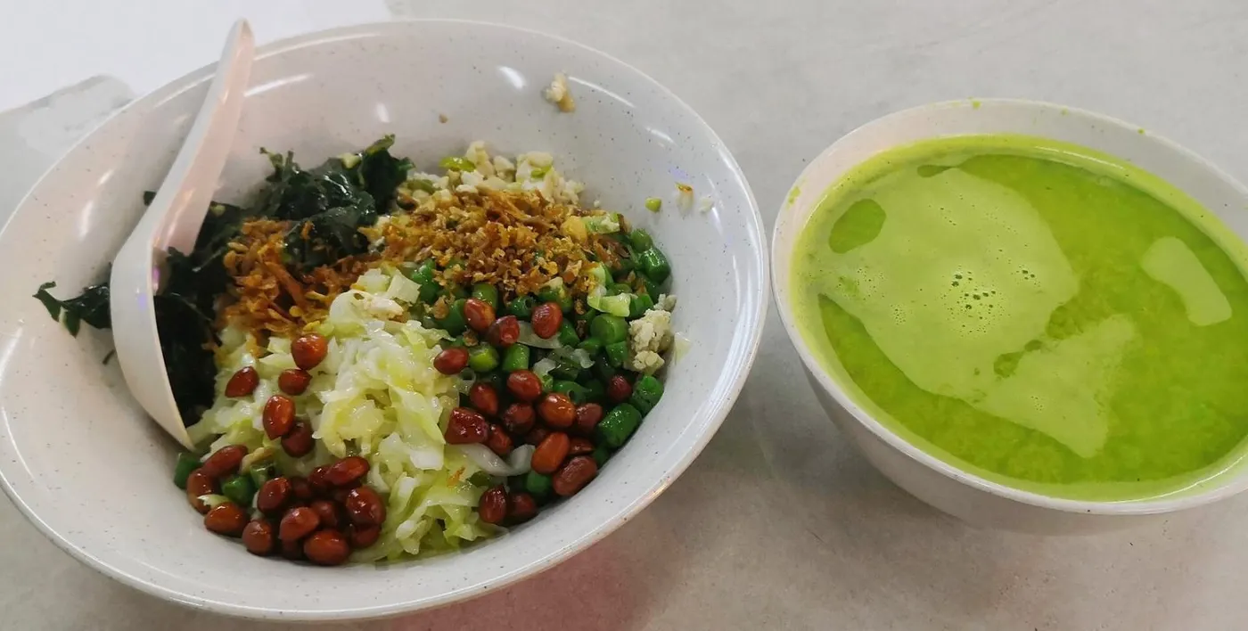 一碗擂茶饭配一碗绿色擂茶汤