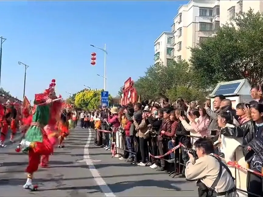 街面巡游,队伍从观众前面过