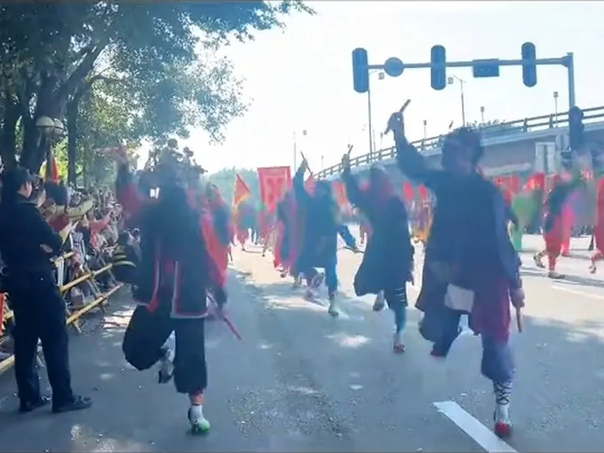 逆光里队伍走过街心