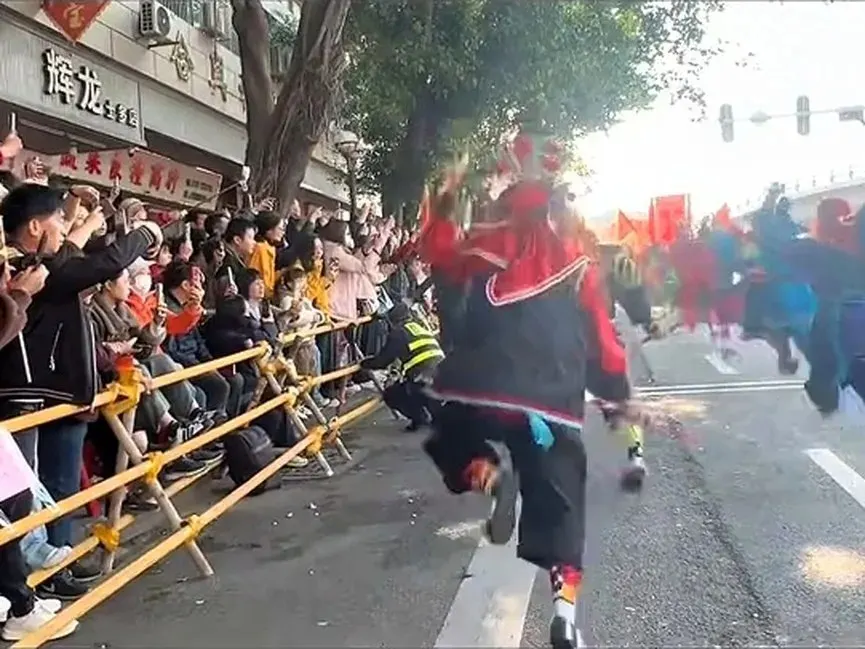 黄色警戒栏外站满人,栏内一名队员腾身