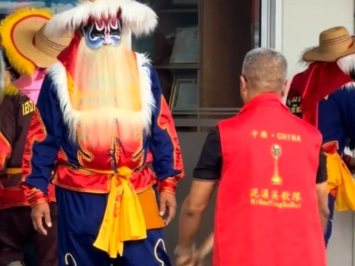 红背心上印着泥沟英歌队,前头一名挂须队员正待上场
