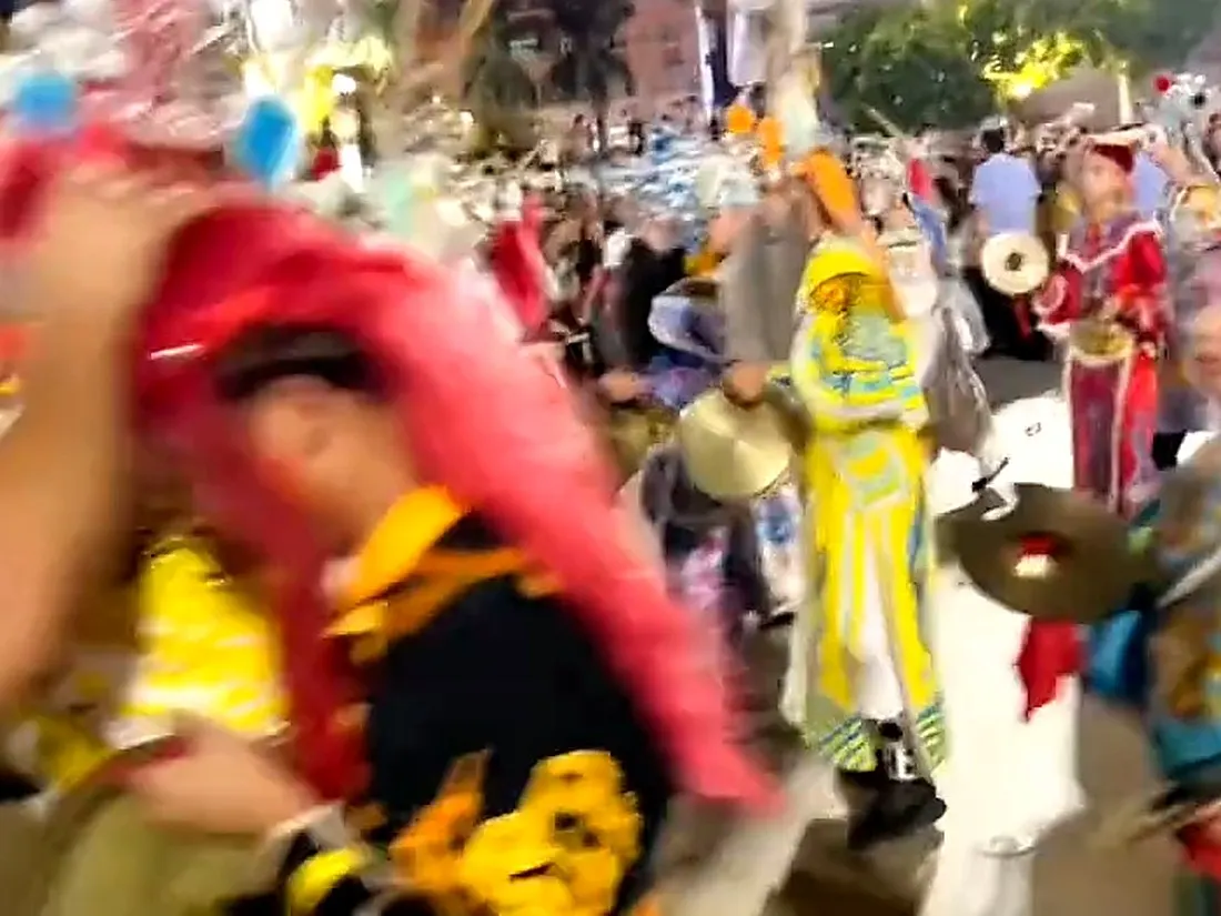 英歌队夜里在广场开演，一圈人围着看