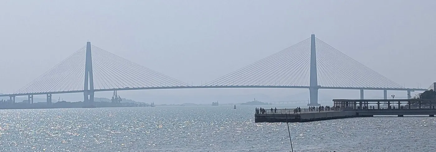礐石大桥：双塔斜拉桥横跨江面，近处是码头
