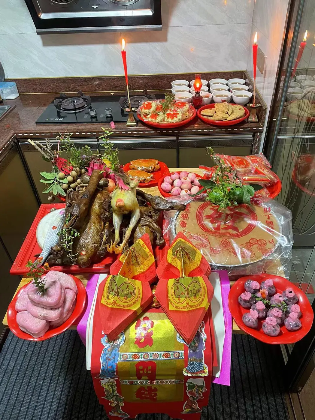 出花园当天的家中供桌，摆整鸡、鱼、肉、红桃粿、寿桃与红蛋
