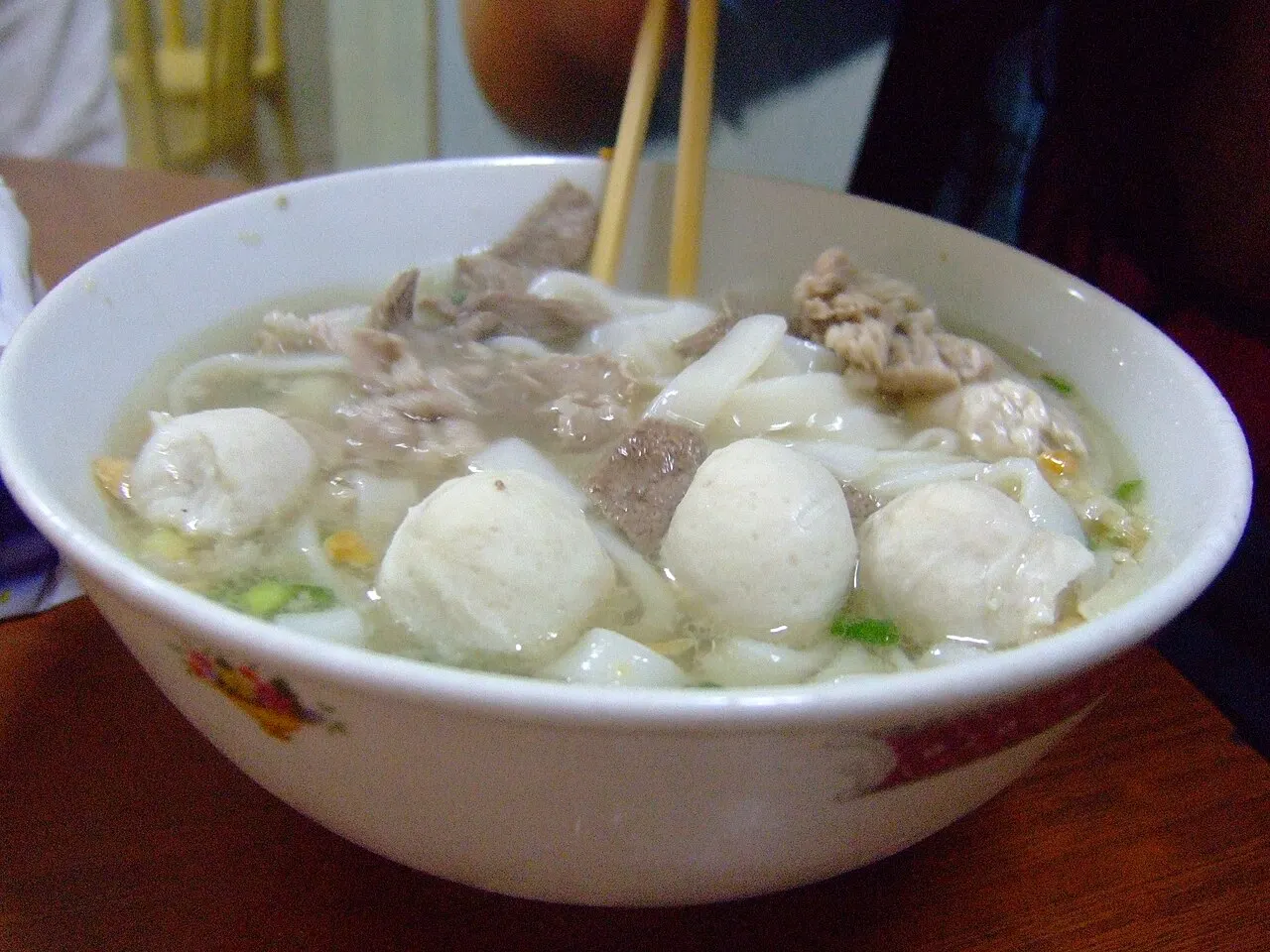 一碗潮汕汤粉,碗里有肉丸、鱼丸片与肉片