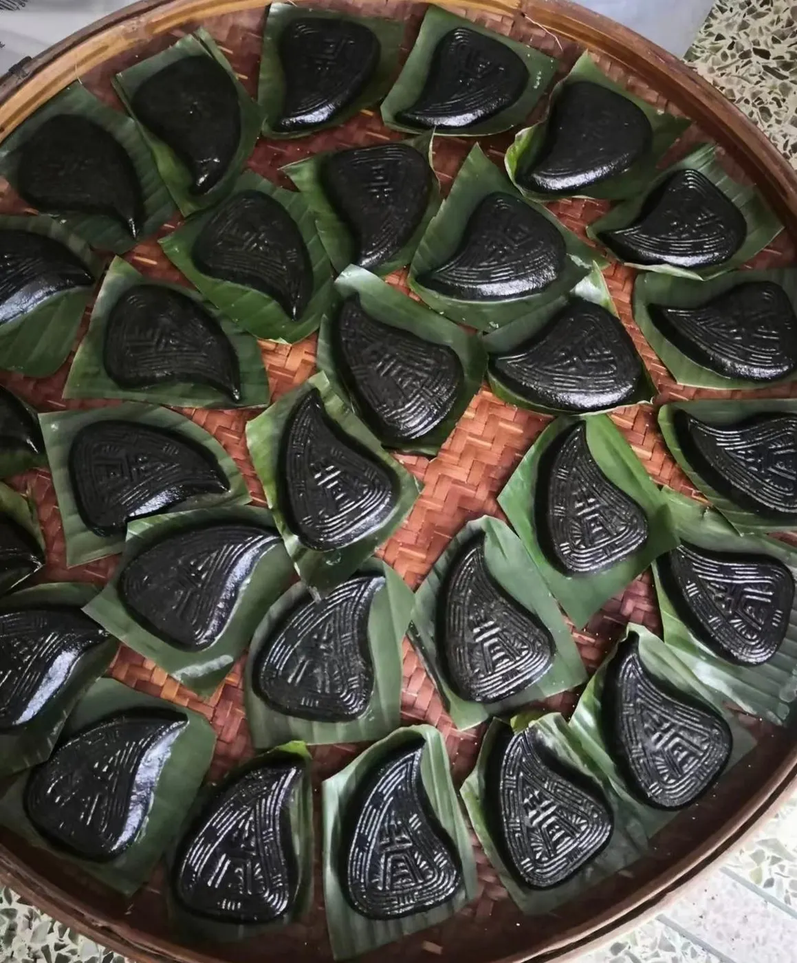 摆满一筛的鼠壳粿,每枚垫一片青叶,粿面压满模印。图源:抖音 @霞,2023 年 1 月 19 日。