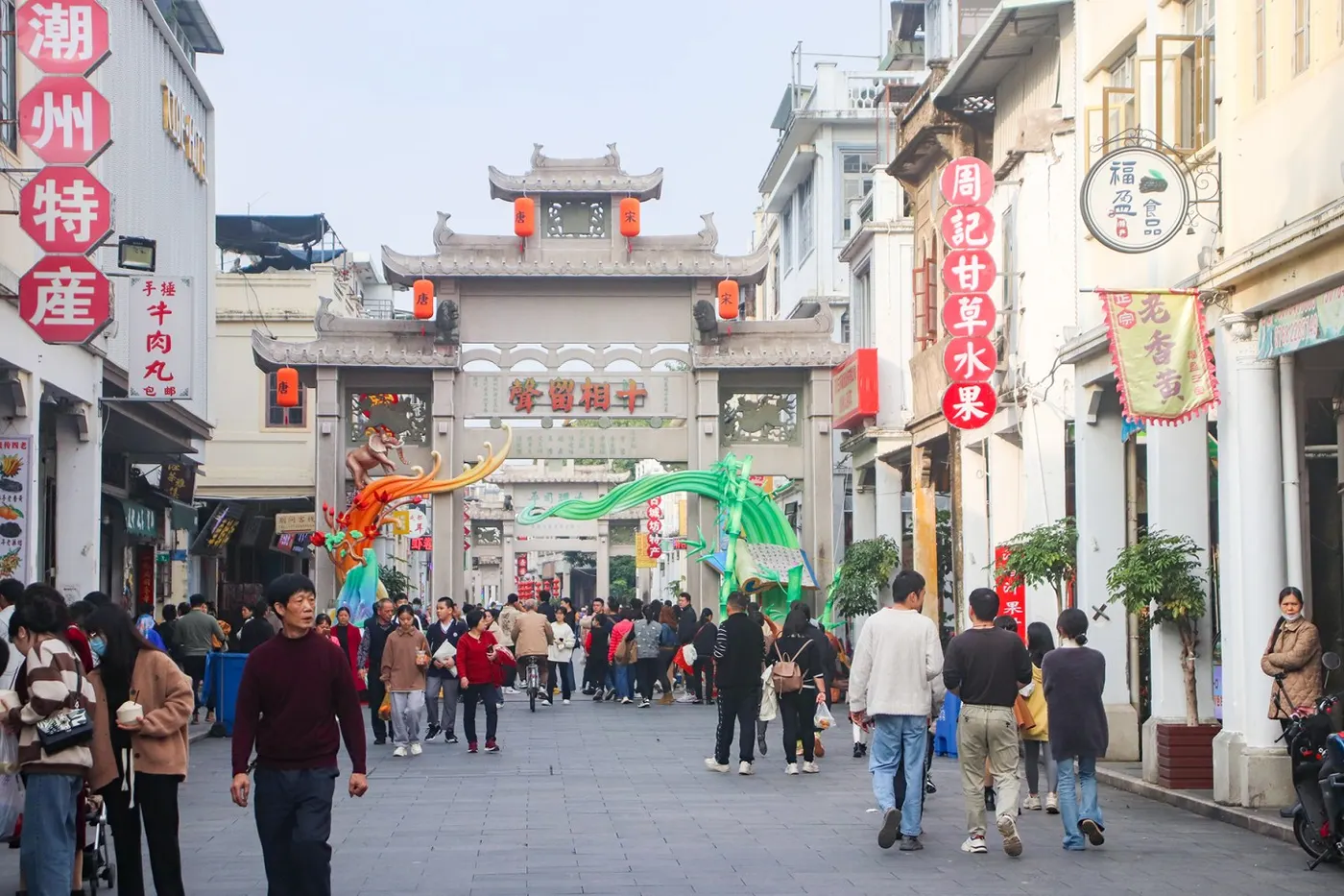 潮州太平路牌坊街,石牌坊夹道