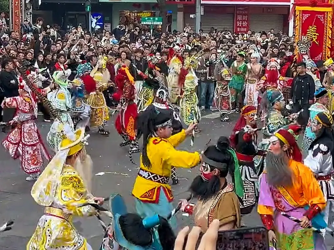 街面巡游，队伍从人群中间穿过