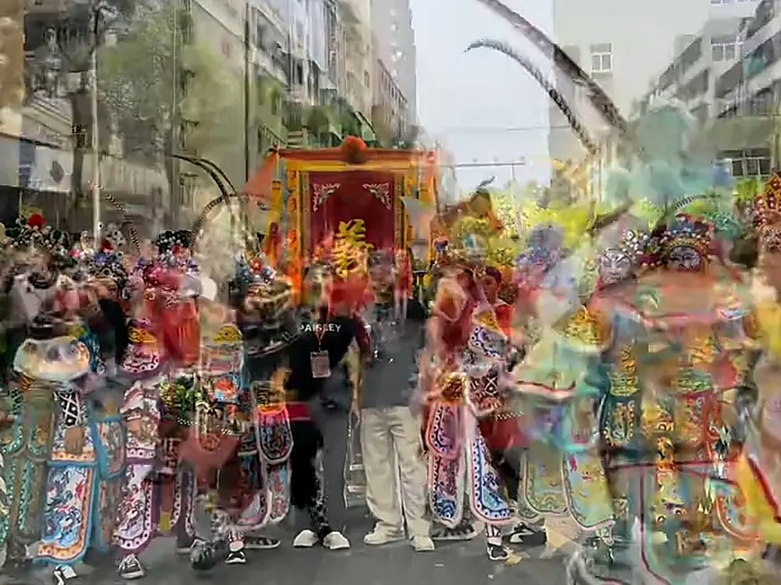 街面巡游，队伍拉成一列