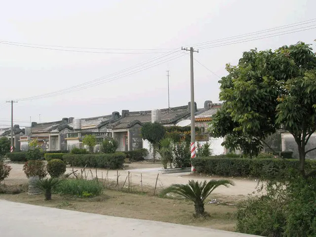 成排连片的下山虎民居，院墙与巷道