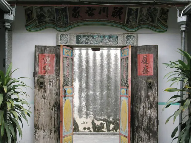 下山虎的门厅与内门额，门扇贴红联，进门即厅