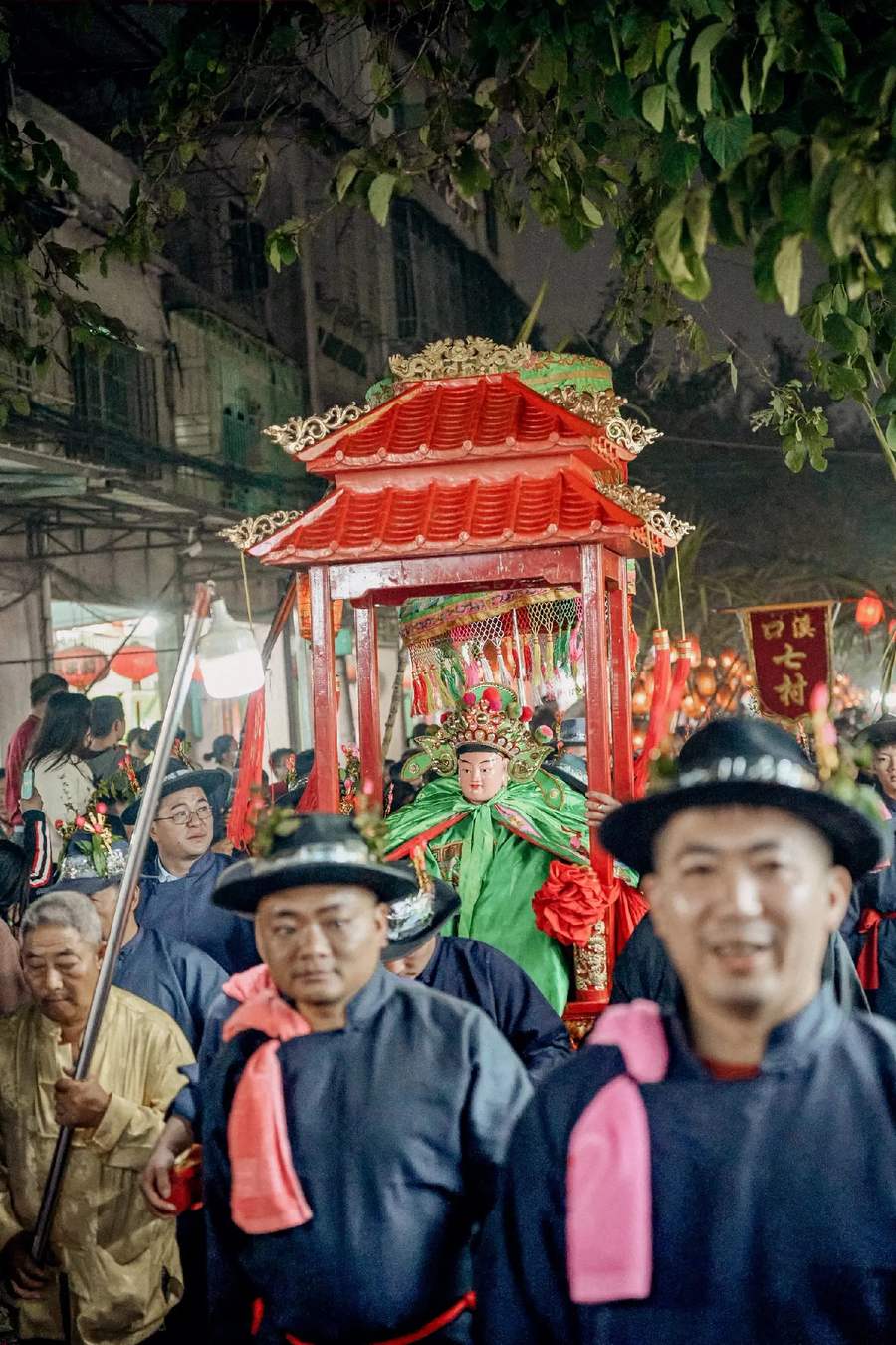 神轿与抬轿的人从蔗下经过