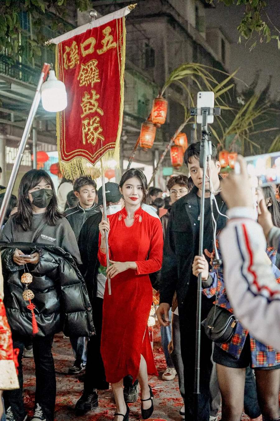 溪口乡锣鼓队的旗与队伍