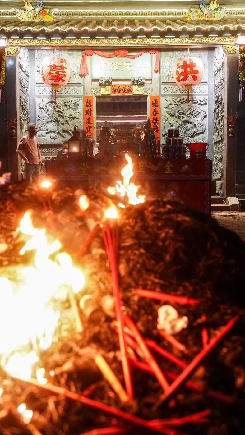 村庙前的火堆,供村民引火