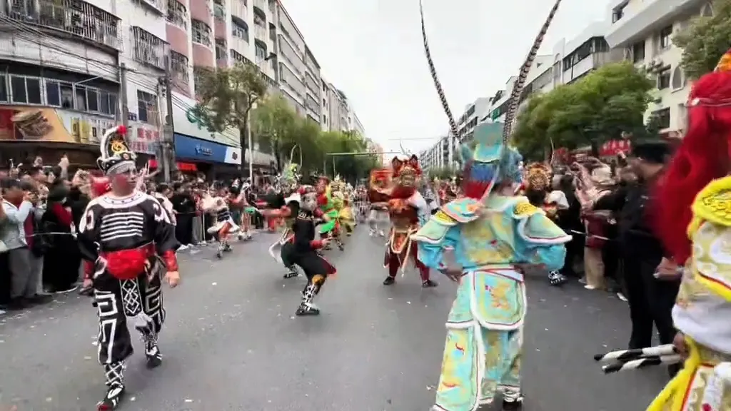 街上行进,一名队员插两支长雉尾,穿蓝甲