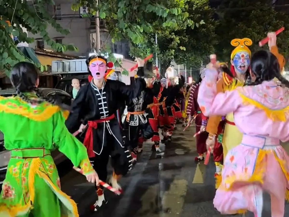夜里三人相对，绿衣与粉衣在前
