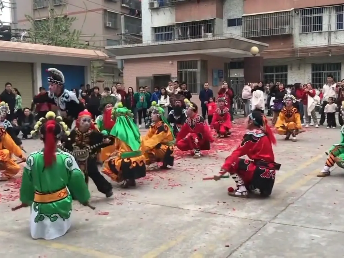 乡里空地上散开,地上落着炮仗纸屑