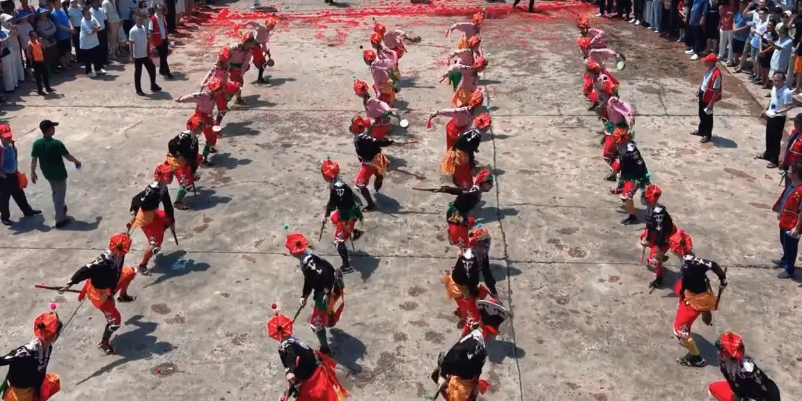 甲子英歌队，街心列队