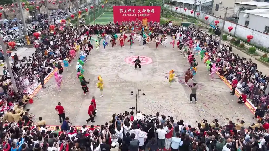建醮场上,队伍围成一圈,圈心一人领舞