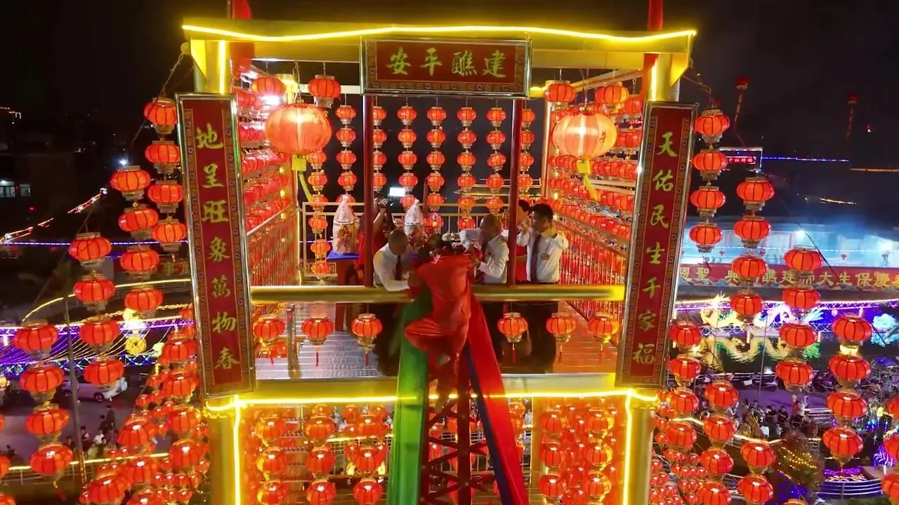 建醮场上的灯楼,匾上写「建醮平安」