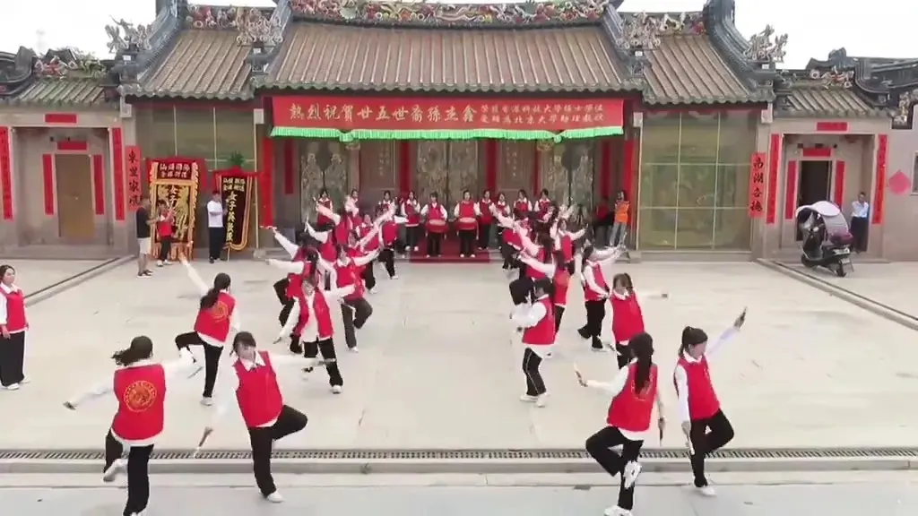 金浦女子英歌队在祠堂前举槌。