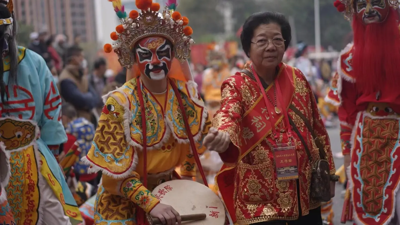 勾脸的队员与佩工作证的带队人同行